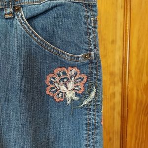 Gloria Vanderbilt embroidered Capri pants